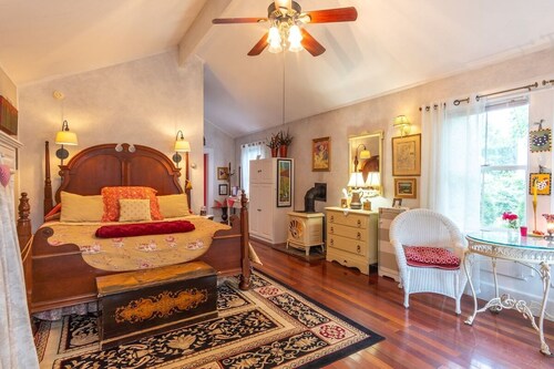 Carriage House at 26 Pearl: Private Suite, 3 Min Walk Downtown, Pet Friendly