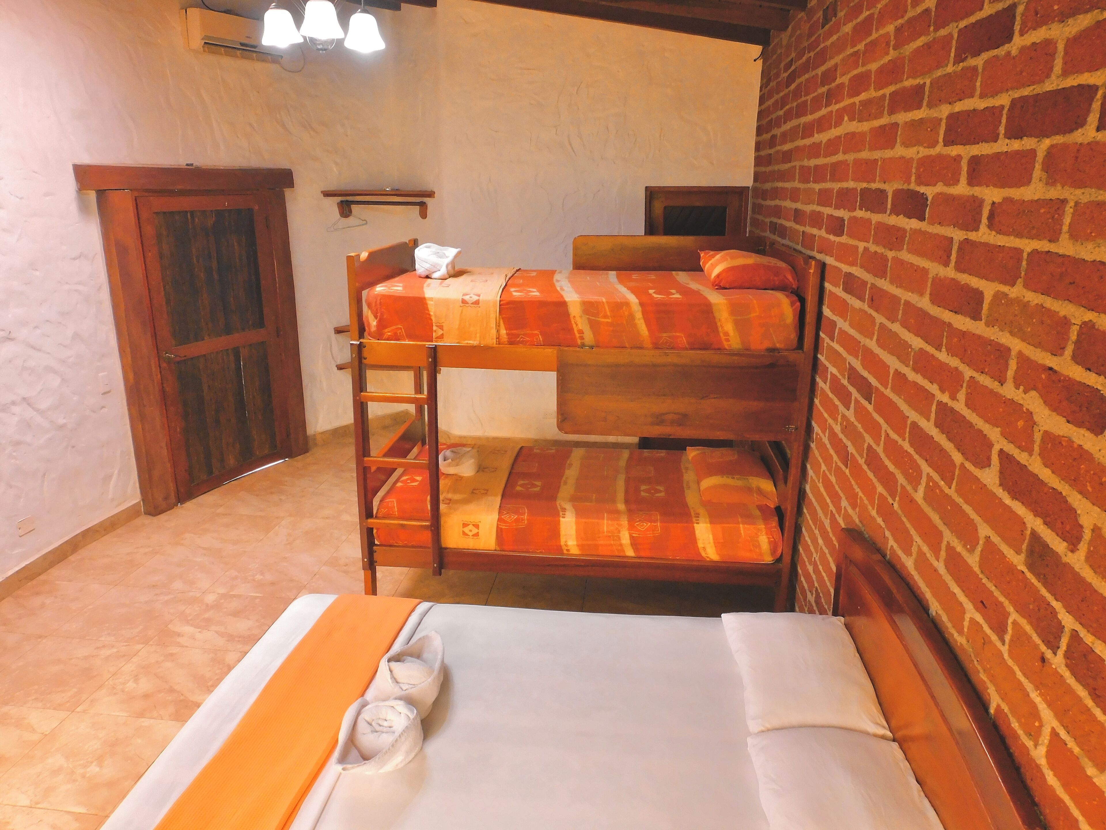 Familiesuite, bassengutsikt | Wi-fi (inkludert)