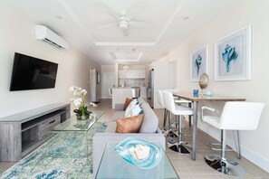 Smart TV - Romantic Island Retreat | Resort Pool & Sunset Rooftop (Battaleys)