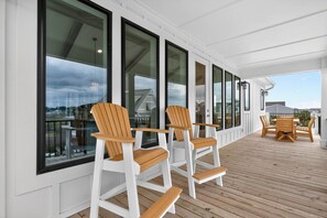 Outdoor dining - Vitamin Sea Escape by Brunswick Vacation Rentals: 6BR OIB Retreat, Sleeps 18 (Ocean Isle Beach)