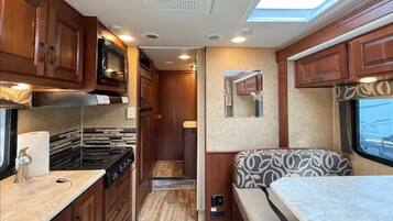 Een koelkast, een microgolfoven, een oven, een kookplaat