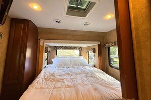 Desk, WiFi - The Benz - Luxury Motorhome (Stettler)