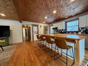 Fridge, microwave, oven, stovetop - The Outpost | Two-level ski house for 12 near Killington & Pico (Killington)