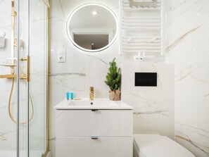 Shower, hair dryer, towels - Łódź Downtown Studio 7B with Mezzanine (Łódź)