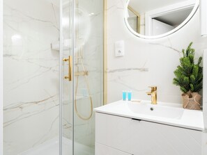 Douche, sèche-cheveux, serviettes fournies