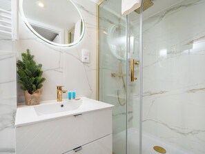 Shower, hair dryer, towels - Łódź Downtown Studio 7C with Mezzanine (Łódź)