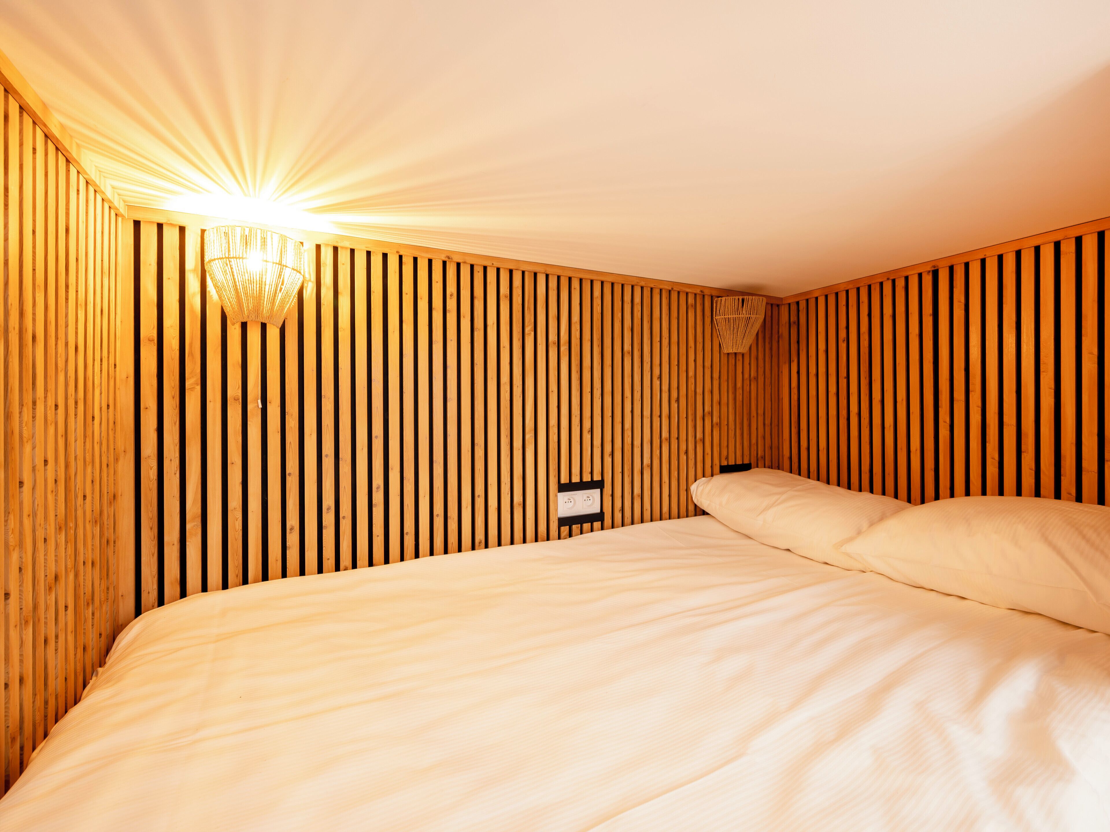 Tabla de planchar con plancha, wifi y ropa de cama 
