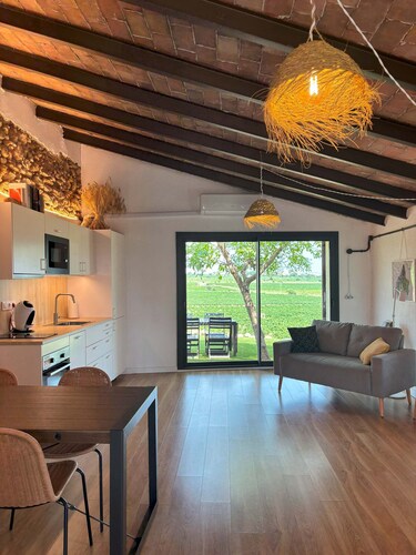 Rural Cabernet. Romantic loft overlooking the vineyards.