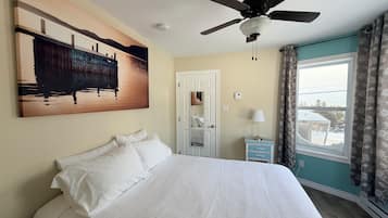 Appartement, 3 slaapkamers, keuken, uitzicht op zee | Een strijkplank/strijkijzer, gratis wifi