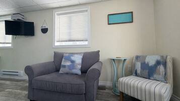 Apartment, 1 King Bed, Kitchenette, Ocean View | Living area