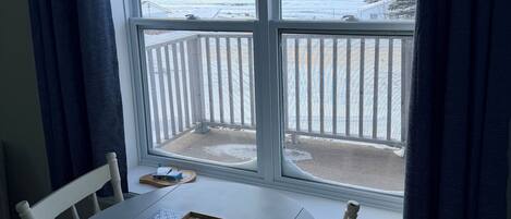 Apartment, 1 King Bed, Kitchenette, Ocean View | Dining