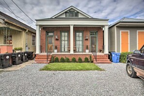 Exterior - New Listing! Impeccable 2 Bed with outdoor space! (New Orleans)