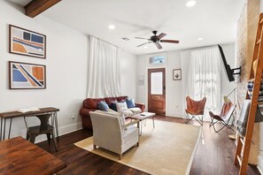 Living area - New Listing! Impeccable 2 Bed with outdoor space! (New Orleans)
