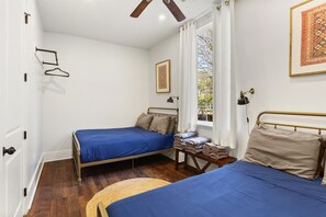 2 habitaciones, escritorio y tabla de planchar con plancha 