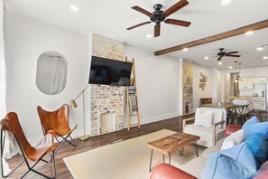 Living area - New Listing! Impeccable 2 Bed with outdoor space! (New Orleans)
