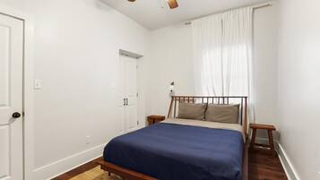 2 bedrooms, desk, iron/ironing board, travel crib