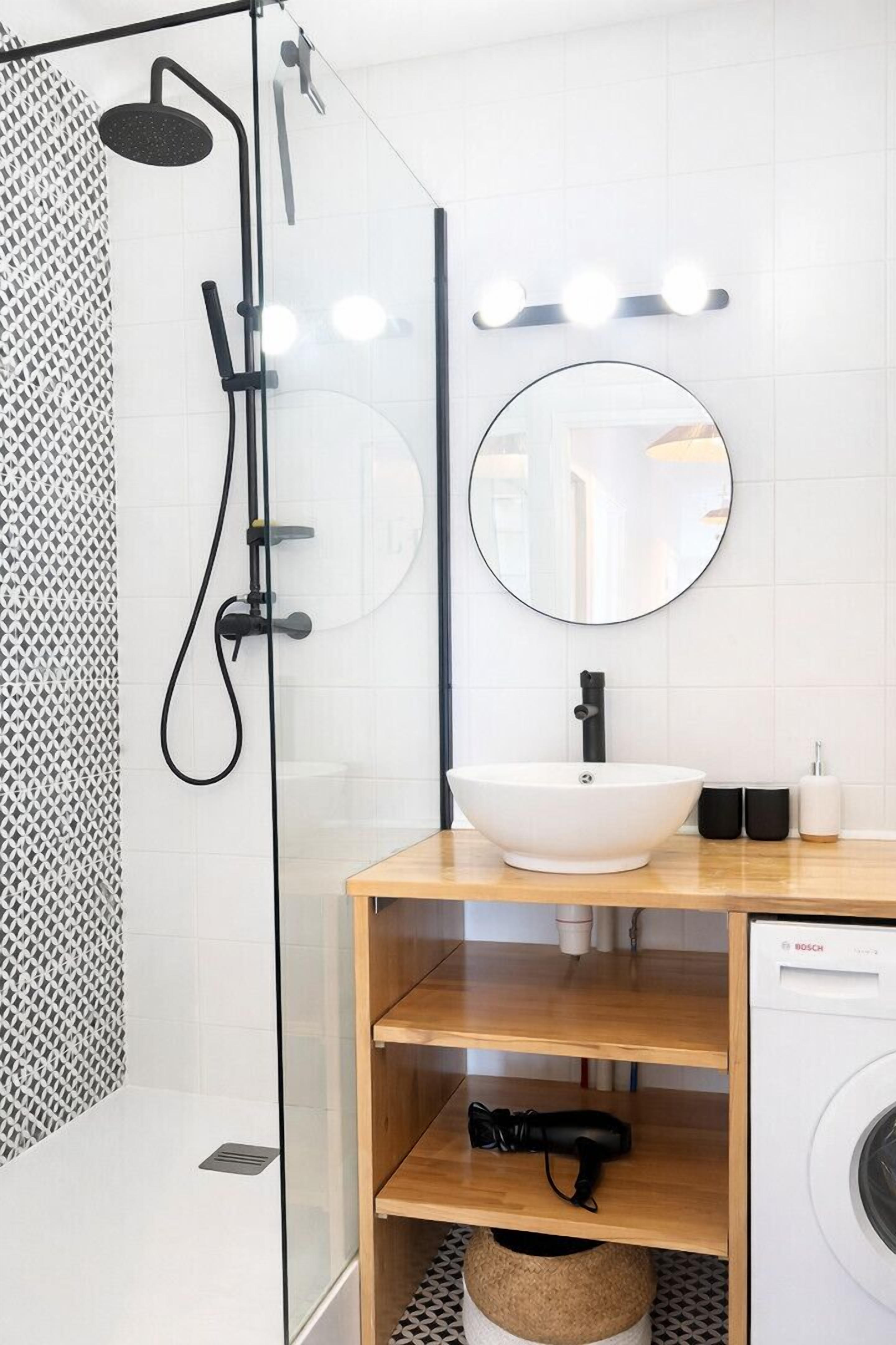 Douche, sèche-cheveux, serviettes fournies