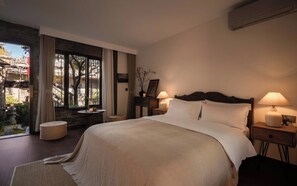 Quarto casal clássico, varanda | Frigobar, cortinas blackout, quartos à prova de som, Wi-Fi de cortesia