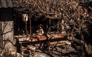 สนามรอบบริเวณ