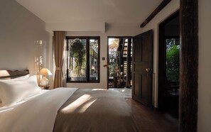 Suíte estúdio família, varanda | Frigobar, cortinas blackout, quartos à prova de som, Wi-Fi de cortesia