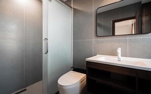 Standaard kamer, patio | Badkamer | Gratis toiletartikelen, een haardroger, pantoffels, handdoeken