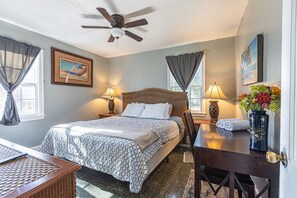 8 Schlafzimmer, Schreibtisch, Bügeleisen/Bügelbrett, Reisekinderbett
