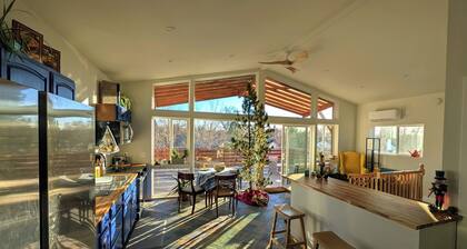 Airy 1-bedroom townhome in charming Aurora with AC