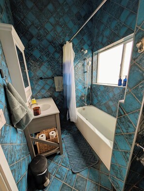 Een haardroger, handdoeken, zeep, toiletpapier