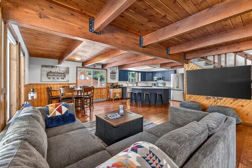 Mountains are Calling- Downtown oasis with game Room, hot tub, and trailer parking