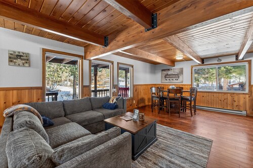 Mountains are Calling- Downtown oasis with game Room, hot tub, and trailer parking