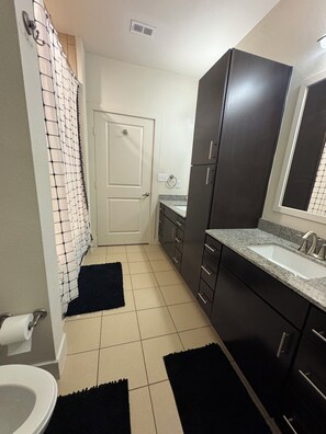 Secadora de cabello, toallas, jabón, papel de baño 