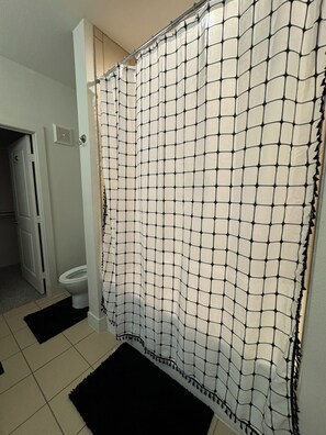 Hair dryer, towels, soap, toilet paper - 2-bedroom apartment in the heart of La Cantera near Six Flags (San Antonio)