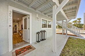 Terrace/patio - Newly renovated cottage! Walk to the beach! (Fernandina Beach)