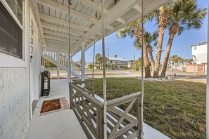 Terrace/patio - Newly renovated cottage! Walk to the beach! (Fernandina Beach)