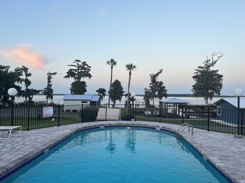 Cozy Deluxe Cottage with Lake Views in tranquil Crescent City