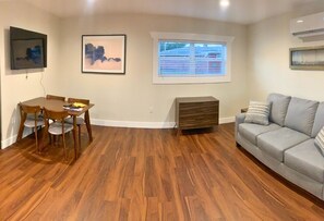 Smart TV, books - Cozy Deluxe Cottage with Lake Views in tranquil Crescent City (Crescent City)