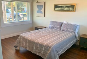1 bedroom, free WiFi, bed sheets, wheelchair access - Cozy Deluxe Cottage with Lake Views in tranquil Crescent City (Crescent City)