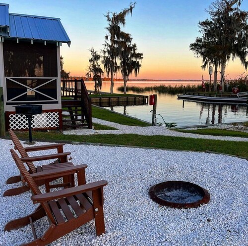 Cozy Deluxe Cottage with Lake Views in tranquil Crescent City