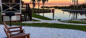 Cozy Deluxe Cottage with Lake Views in tranquil Crescent City