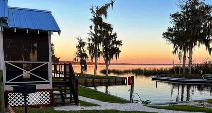 Cozy Deluxe Cottage with Lake Views in tranquil Crescent City