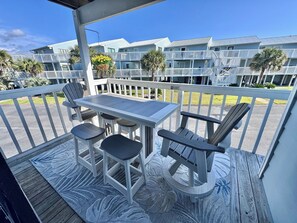 Outdoor dining - Bright and modern waterfront condo in a quiet, gated community just minutes from Gulf Shores beaches (Orange Beach)