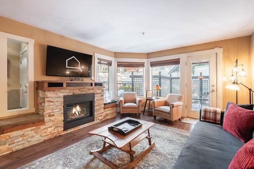 NEW Townhome | Smart TV | Pets | BBQ | Wifi