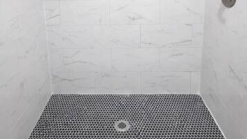 Comfort-studiolejlighed - tekøkken | Badeværelse | Bruser, håndklæder, Sæbe, Shampoo