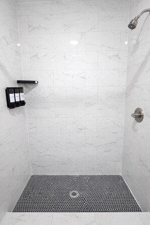 Comfort Studio, Kitchenette | Bathroom | Shower, towels, soap, shampoo