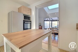Fridge, microwave, oven, stovetop - Les Sternes - ETEL - Gîte (ETEL)