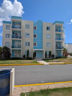 Exterior - 2-bedroom condo in beautiful Punta Cana with AC for relaxing stays (Punta Cana)