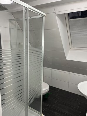 Douche, sèche-cheveux, serviettes fournies, savon
