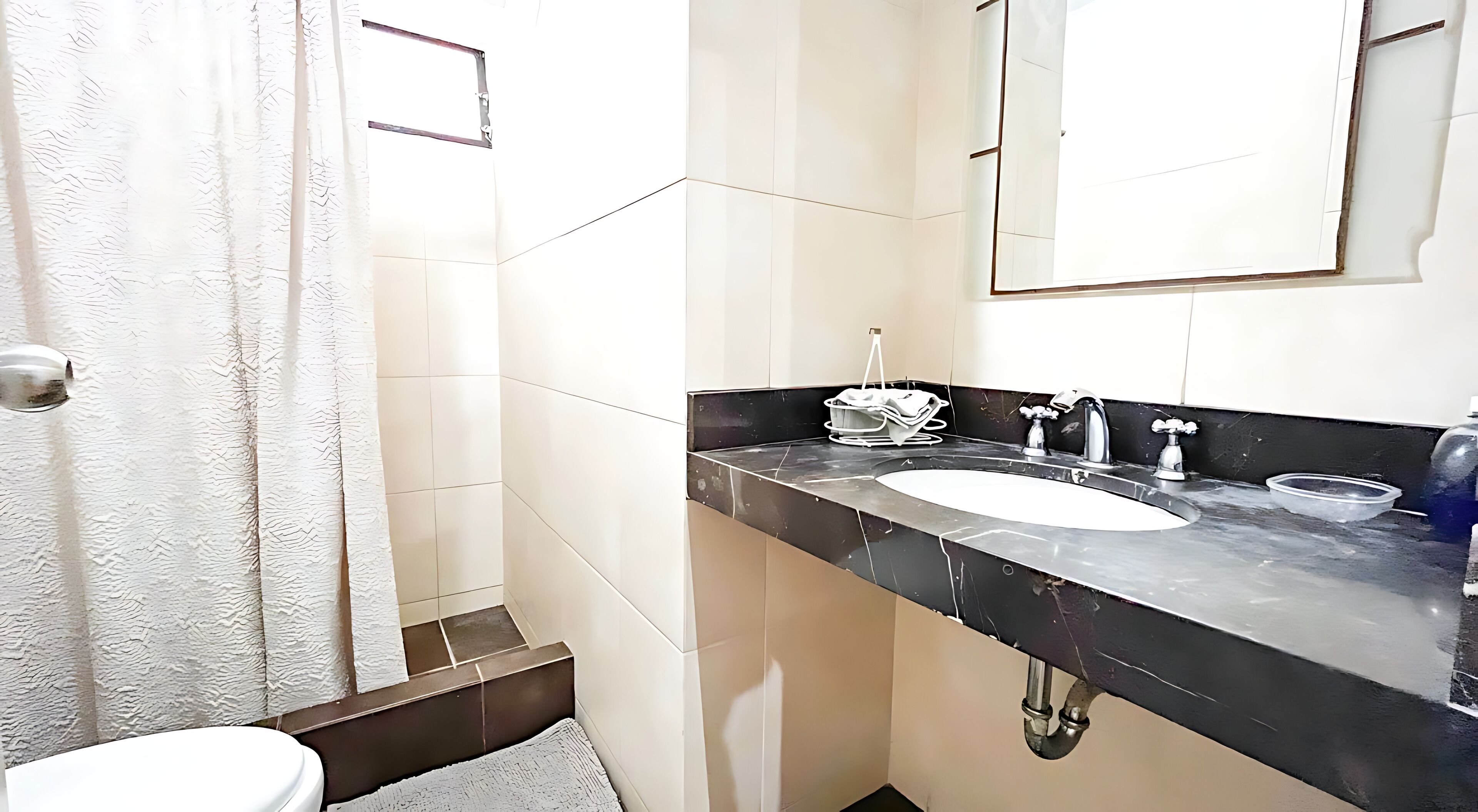 Chuveiro, secador de cabelo, toalhas de banho, sabonete