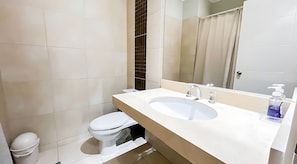 Shower, hair dryer, towels, soap - Centrally located apartment with sea view in Malecon Balta - Miraflores (Miraflores)