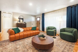 Smart-TV, Kamin, Videospiele, Tischfußball